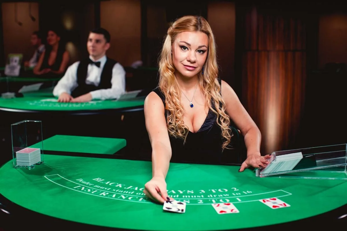 Suasana meja kasino live dengan dealer dan layar permainan