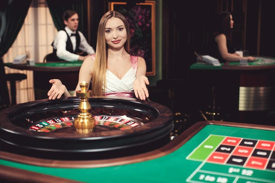 Tampilan ruang meja kasino live dengan antarmuka taruhan